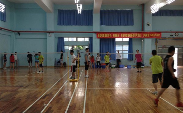 I-Like play badminton with hansfi company